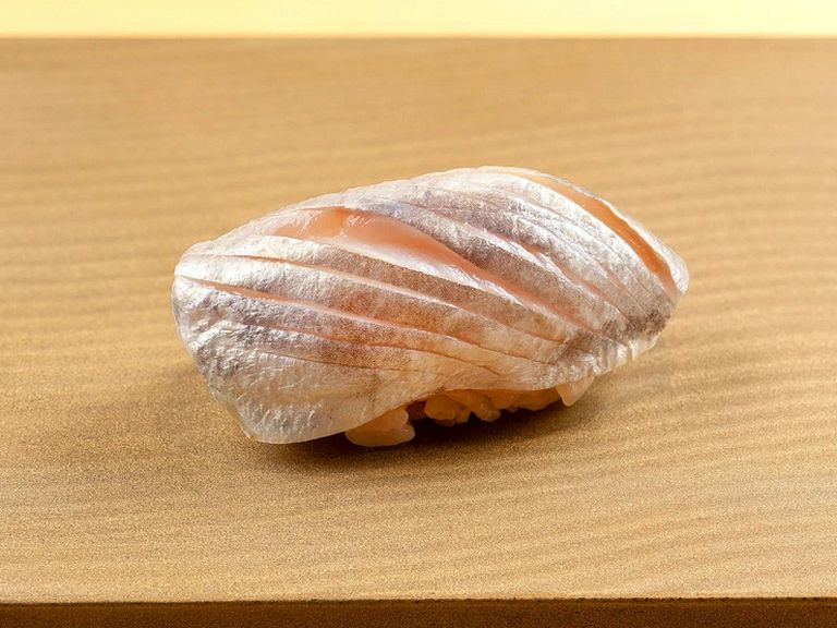 鮨と和食の道30年以上の大将が多彩な旬のネタと一品料理で魅了
