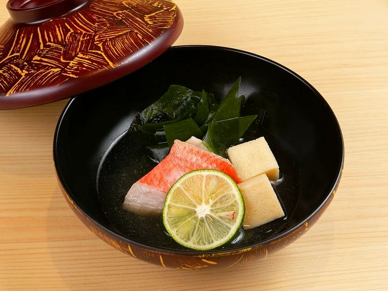 懐石の趣向をつまみとして気軽に楽しめる『旬魚の淡煮』