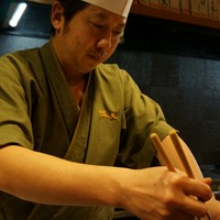 久世　竜吾 氏