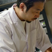 花輪　成昭 氏