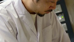 花輪　成昭 氏