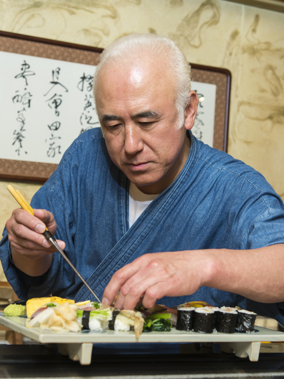 飯山　賢治 氏