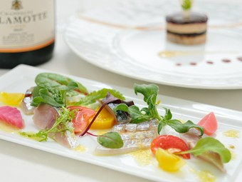 料理教室では、ご家庭で気軽につくれるフレンチ料理を伝授