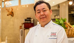 表　成治 氏