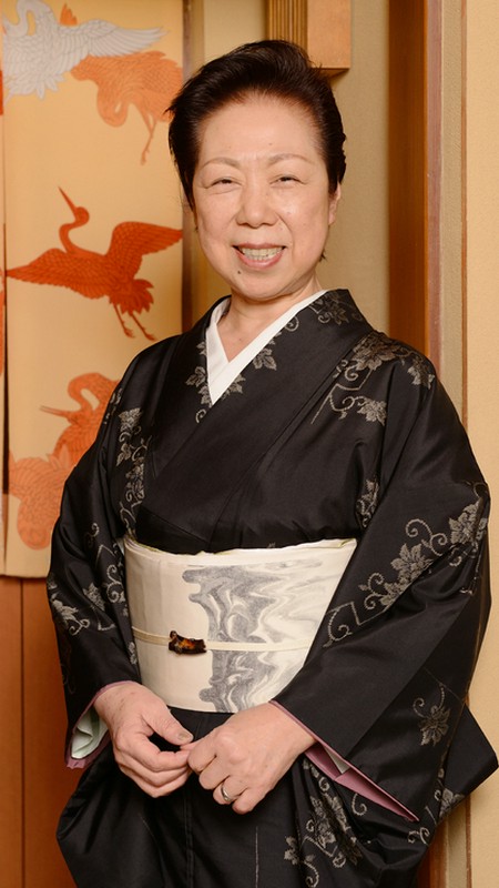 眞嶋　絹枝 氏