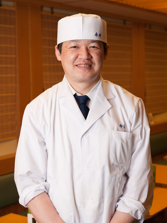 里出　善信 氏