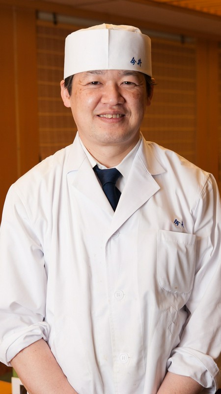 里出　善信 氏