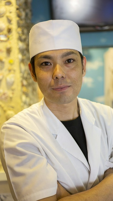 新城　篤 氏