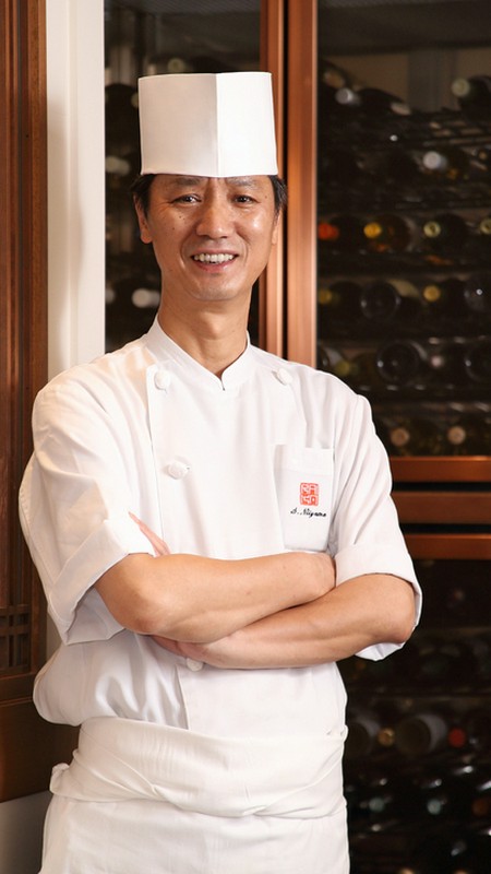 新山　重治 氏