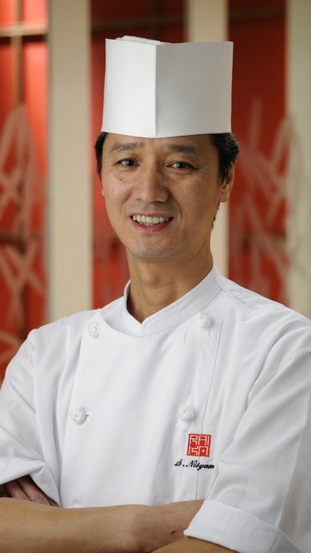 新山　重治 氏