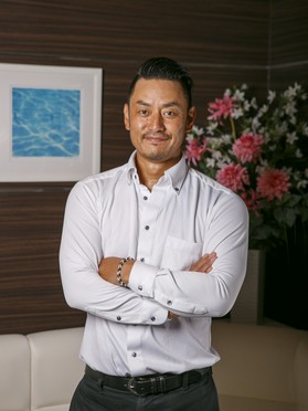 飯塚　学 氏