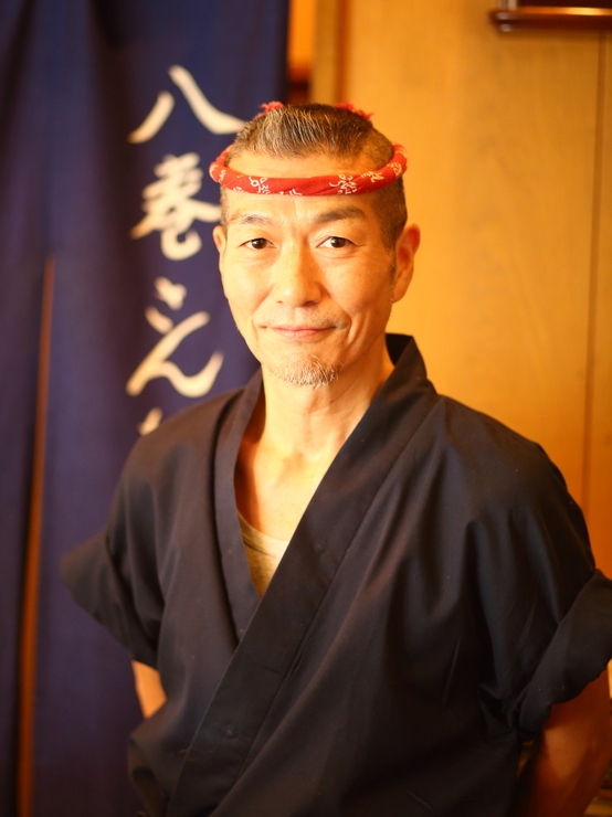 八巻　比呂三 氏