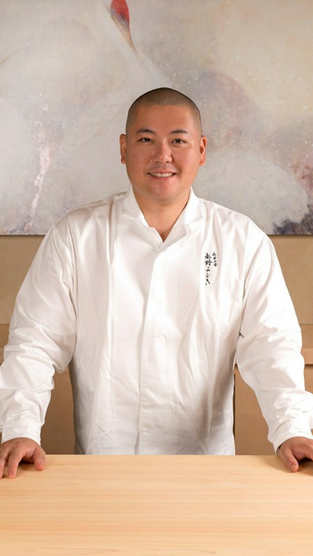 秦野　よしき 氏