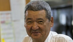 玉代勢　謙一 氏