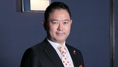 春藤　祐志 氏