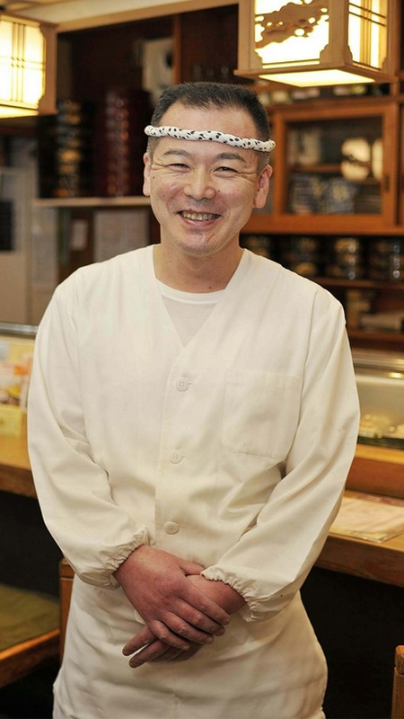 小穴　邦人 氏
