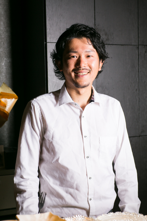 引地　匠 氏