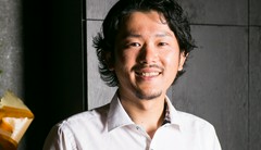 引地　匠 氏