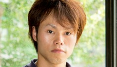 興　隆也 氏