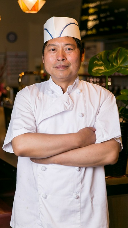 馮小　良 氏