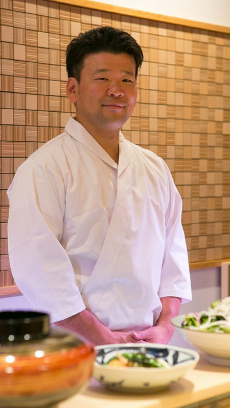 新井　孝治 氏