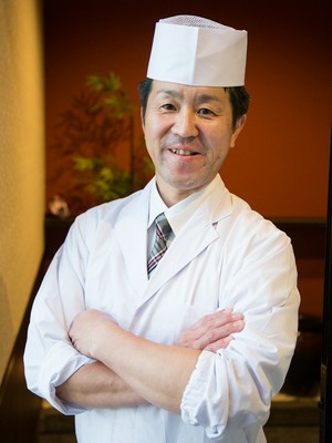 菅井　起與明 氏