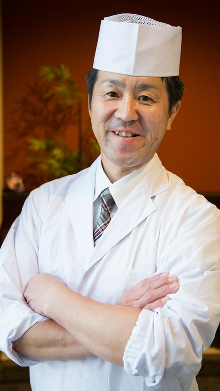 菅井　起與明 氏