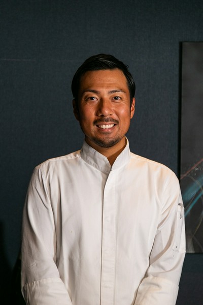 TEPPAN KAWASAKI 三宮/鉄板焼き 料理人 川﨑 雄太 氏 | ヒトサラ