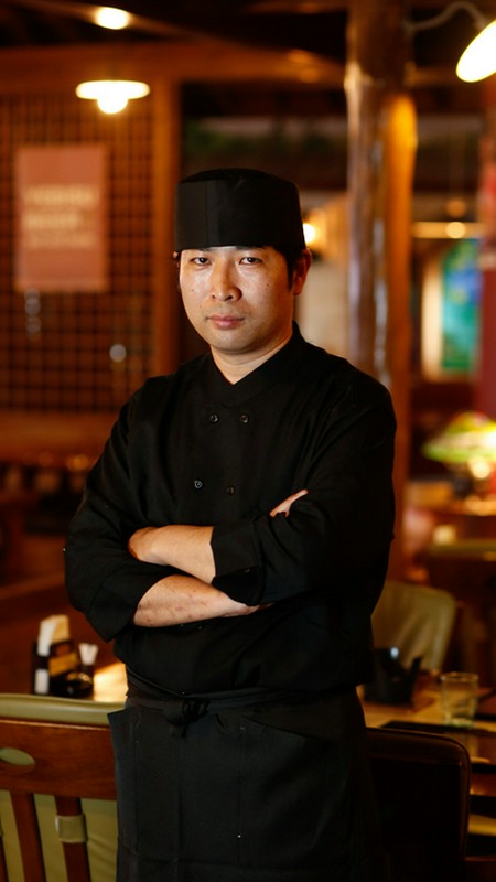仲里　智志 氏