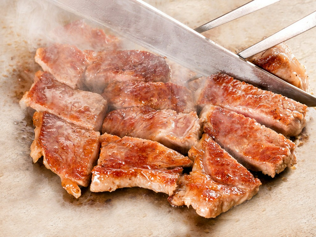 ステーキハウス　鉄板焼　彩波