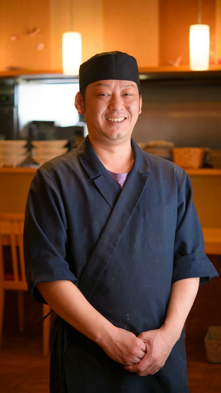 谷内坂　強 氏
