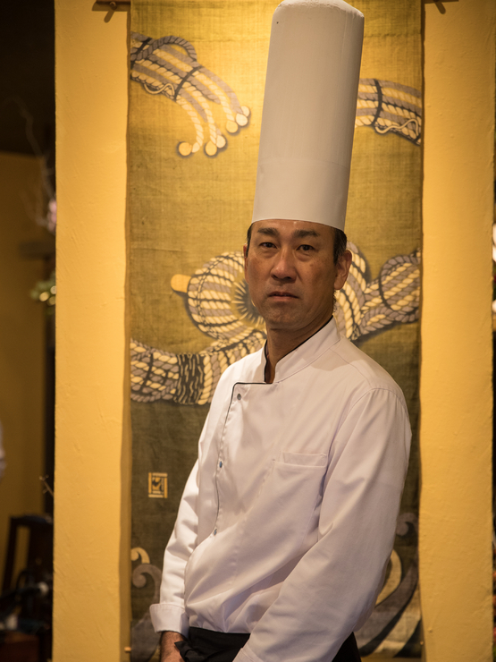 屋比久　保 氏