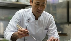 屋比久 保 氏