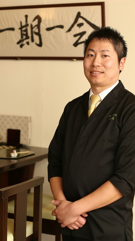 冨成　寿明 氏