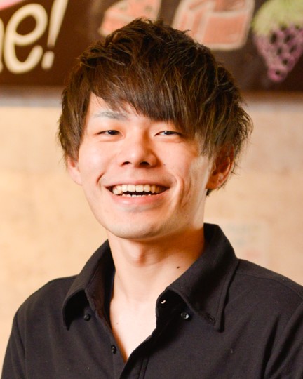 新妻　司 氏
