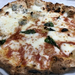 ピッツエリア エ トラットリア ダ イーサ(Pizzeria e trattoria da ISA)