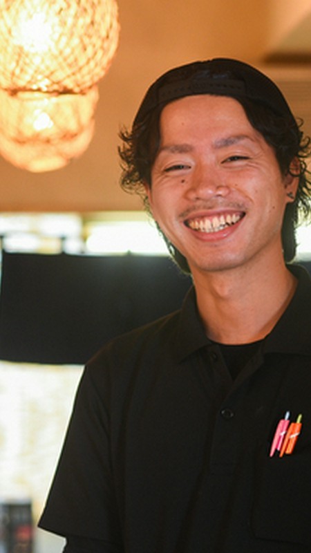 小花　豪 氏
