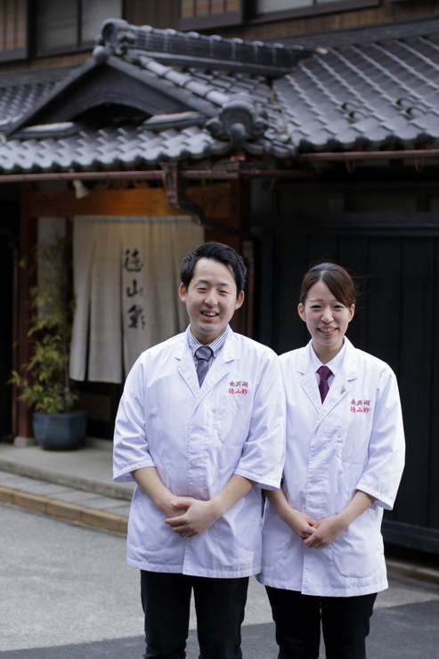 徳山　舞　（写真右） 氏