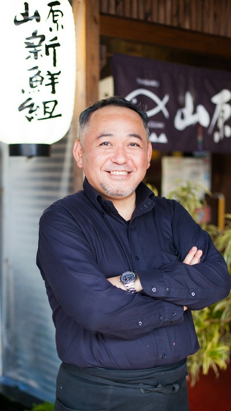 新里　和人 氏