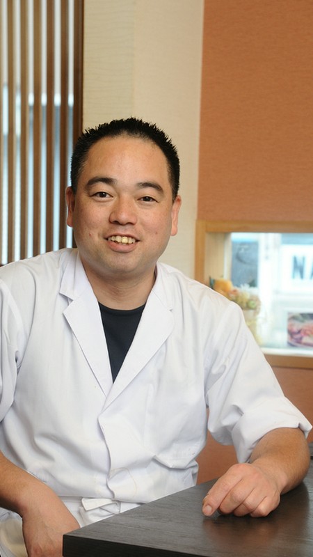 河野　芳博 氏