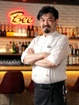 梶　賢一 氏