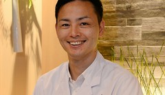 都成　信寿 氏
