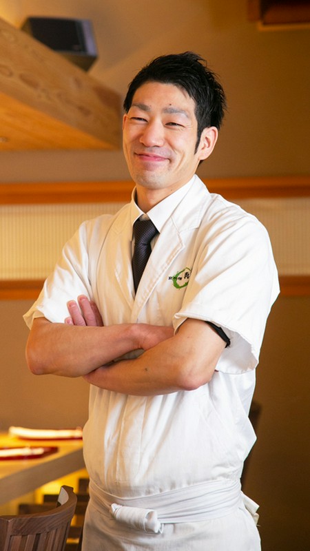 江原　由恭 氏