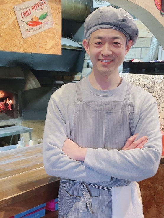 本持　賢一 氏