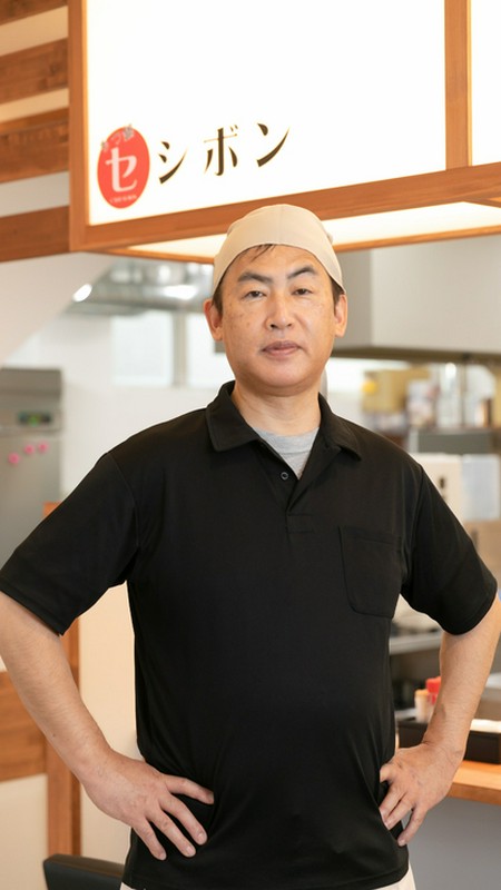 新居　俊男 氏
