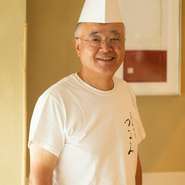 鶴見　健二 氏