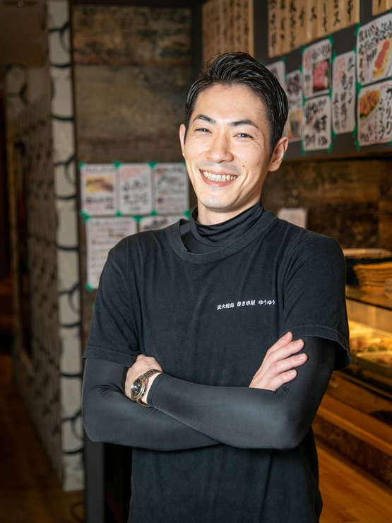 秋山　周 氏