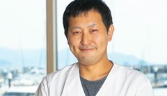 平　佳希 氏