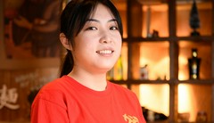 愛島　由紀 氏