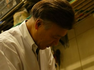 安部　哲 氏